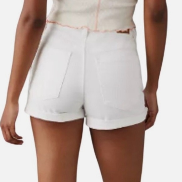 American Eagle Outfitters White Denim Mom Jeans Shorts High Waist Stretch Size 6 - Picture 2 of 9